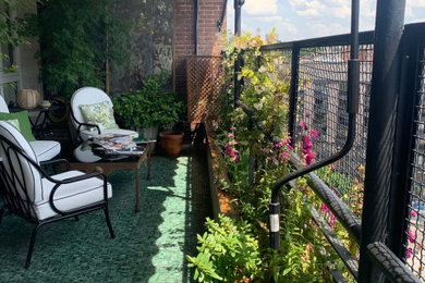 Diseño de terraza clásica renovada pequeña en patio con jardín de macetas, toldo y barandilla de metal