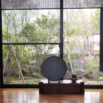 小川の流れる雑木の庭