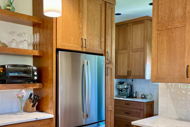 Idéer för avskilda, mellanstora vintage beige u-kök, med en undermonterad diskho, luckor med infälld panel, skåp i mellenmörkt trä, granitbänkskiva, vitt stänkskydd, stänkskydd i porslinskakel, rostfria vitvaror, vinylgolv, en köksö och beiget golv