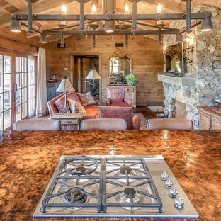 Réalisation d'une arrière-cuisine chalet en L de taille moyenne avec un évier 1 bac, un placard à porte plane, des portes de placard beiges, un plan de travail en cuivre, une crédence multicolore, une crédence en carreau de porcelaine, un électroménager en acier inoxydable, un sol en bois brun et un îlot central.