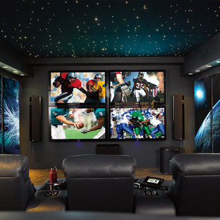 Exemple d'une salle de cinéma tendance de taille moyenne et fermée avec un mur gris, un sol en brique et un téléviseur fixé au mur.