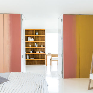 Foto de dormitorio contemporáneo con suelo blanco