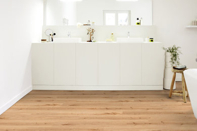 Modernes Badezimmer mit Vinylboden in Sonstige