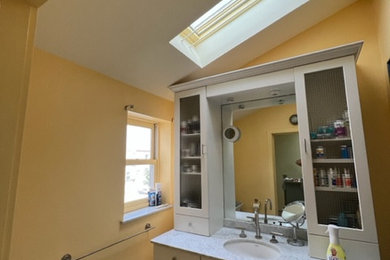 Foto de cuarto de baño principal contemporáneo con paredes amarillas