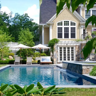 Klassischer Pool hinter dem Haus in rechteckiger Form mit Wasserspiel und Stempelbeton in New York