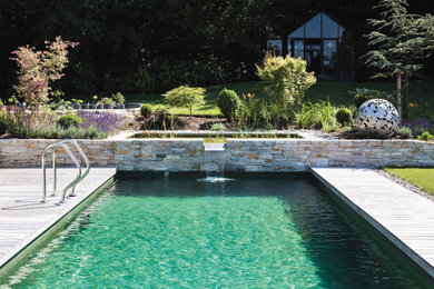 Moderner Pool