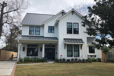 Großes, Zweistöckiges Country Einfamilienhaus mit Mix-Fassade, weißer Fassadenfarbe, Satteldach und Blechdach in Houston