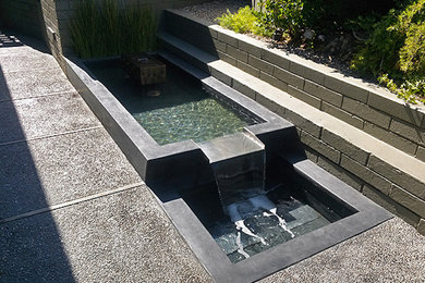 Example of a large side yard patio fountain design in Los Angeles