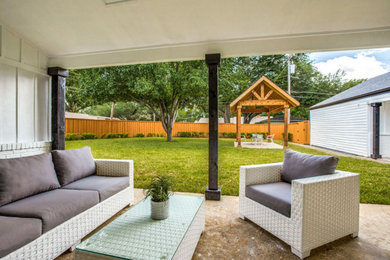 Example of a country patio design in Dallas