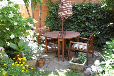 Inspiration for a small contemporary drought-tolerant and partial sun backyard stone landscaping in Chicago for summer.