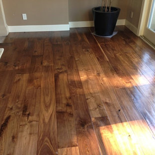 Diseño de salón mediterráneo, de tamaño medio, sin chimenea, con paredes marrones y suelo de madera oscura