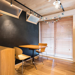 Esempio di uno studio scandinavo con pavimento in legno massello medio