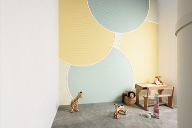 Exemple d'une chambre d'enfant de 1 à 3 ans moderne avec sol en béton ciré, un sol gris et du lambris.