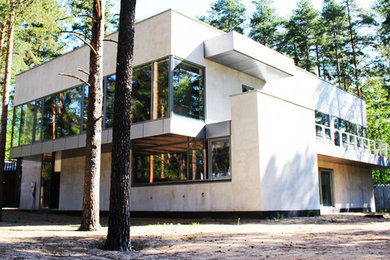 Свежая идея для дизайна: большой, двухэтажный, белый частный загородный дом в современном стиле с облицовкой из цементной штукатурки, плоской крышей и крышей из смешанных материалов - отличное фото интерьера