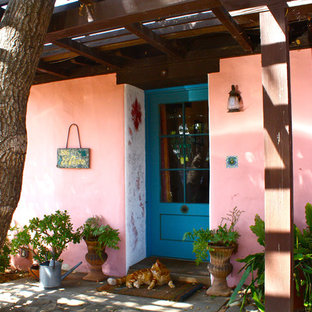 サンタバーバラのサンタフェスタイルのおしゃれな家の外観 (ピンクの外壁) の写真