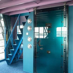 Diseño de puerta principal bohemia con paredes azules, moqueta, puerta simple y puerta de vidrio