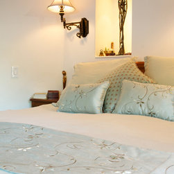 Master Bedroom - Bed Pillows