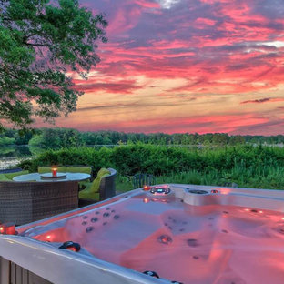 シカゴの中サイズの長方形コンテンポラリースタイルのおしゃれなプール (レンガ敷き) の写真