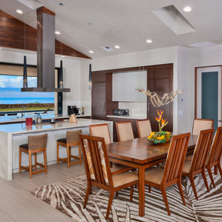 Mittelgroße Moderne Wohnküche ohne Kamin mit weißer Wandfarbe, beigem Boden und Porzellan-Bodenfliesen in Hawaii