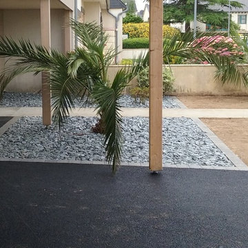 Aménagement de cour enrobé et paillage d'ardoise