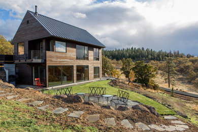 Idee per la facciata di una casa country a due piani di medie dimensioni con rivestimento in legno