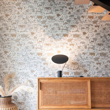 Papier peint à motifs graphique et doux, buffet avec cannage, lampe