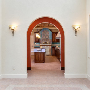 Foto de comedor mediterráneo, grande, abierto, sin chimenea, con paredes blancas, suelo vinílico y suelo beige