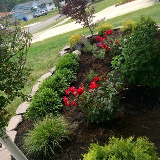 Design ideas for a mid-sized traditional front yard partial sun formal garden for spring in New York with mulch.