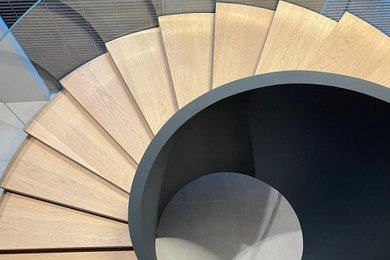 Imagen de escalera de caracol minimalista de tamaño medio