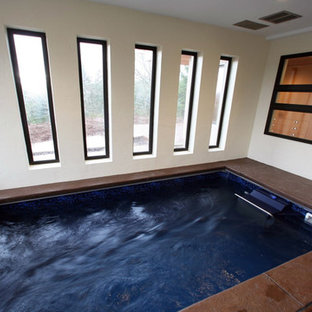 Exempel på en liten modern rektangulär, inomhus pool, med spabad