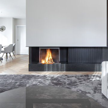 Geschlossenes Holzfeuer für modernen Wohnbereich
