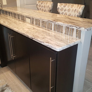 インディアナポリスの中サイズのモダンスタイルのおしゃれなウェットバー (アンダーカウンターシンク、フラットパネル扉のキャビネット、黒いキャビネット、ライムストーンカウンター、グレーのキッチンパネル、ガラスタイルのキッチンパネル、セラミックタイルの床) の写真