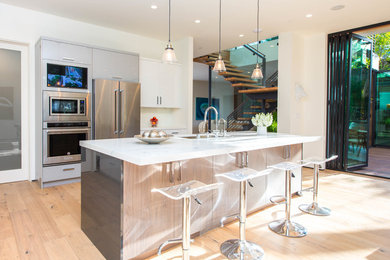 Minimalist kitchen photo in Los Angeles