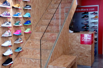 Detalle escaleras de acceso a almacén, Zapatería