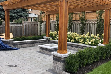 Design ideas for a transitional patio in Toronto.