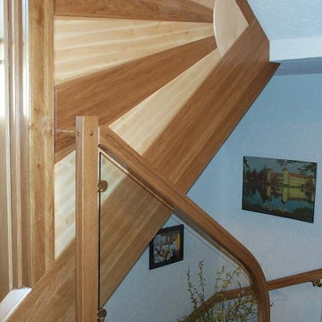 Treppe, Geländer aus Holz und Glas, Wandverkleidung