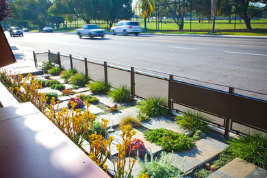 Inspiration for a modern landscaping in Los Angeles.