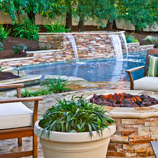 サンディエゴの中サイズのオーダーメイドトラディショナルスタイルのおしゃれな裏庭プール (噴水、スタンプコンクリート舗装) の写真