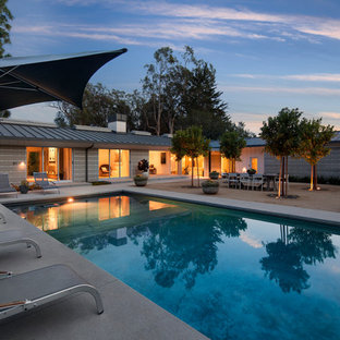 Großes Retro Sportbecken hinter dem Haus in rechteckiger Form mit Betonplatten in Santa Barbara