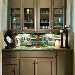 Inredning av en klassisk liten hall, med gröna väggar och korkgolv