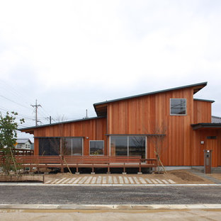 他の地域のアジアンスタイルのおしゃれな家の外観 (木材サイディング、赤い外壁、戸建、片流れ屋根) の写真