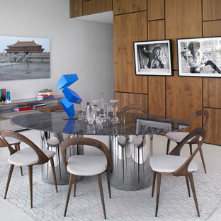 Cette image montre une grande salle à manger ouverte sur le salon design avec un mur blanc, un sol en linoléum et un sol blanc.