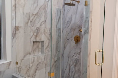 Bathroom - modern bathroom idea in Houston