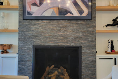 ポートランドにある高級な中くらいなコンテンポラリースタイルのおしゃれなLDK (標準型暖炉、ベージュの床) の写真