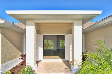 Elegant entryway photo in Tampa