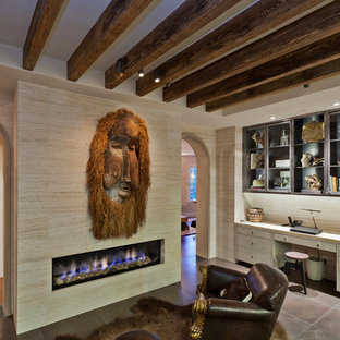Eklektisk inredning av ett arbetsrum, med ett inbyggt skrivbord, en bred öppen spis och beiget golv