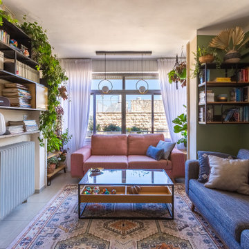 Wohnzimmer mit maßgefertigtem Bücherregal