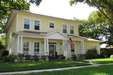 タンパにある高級なトラディショナルスタイルのおしゃれな家の外観 (コンクリート繊維板サイディング、黄色い外壁、下見板張り) の写真