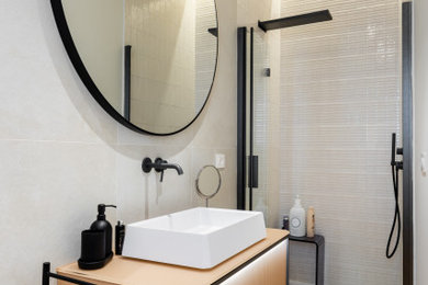 Idee per una piccola stanza da bagno con doccia design con piastrelle bianche, piastrelle in gres porcellanato, top in vetro e top rosa