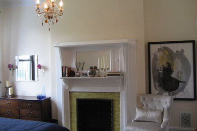 ニューヨークにある広いヴィクトリアン調のおしゃれな主寝室 (ベージュの壁、濃色無垢フローリング、標準型暖炉、タイルの暖炉まわり)